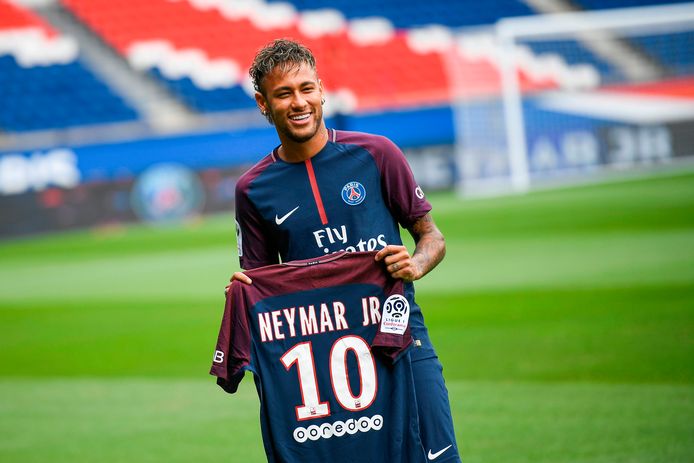 Transfers als die van Neymar, voor 222 miljoen euro van FC Barcelona naar PSG, hebben het bedrag sterk doen oplopen