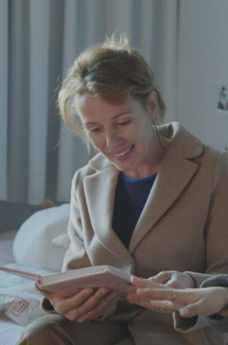 ‘Thuis’-actrice Katrien De Ruysscher brengt eerbetoon aan slachtoffers busramp Sierre: “Deze reeks heeft onze buurt weer samengebracht”