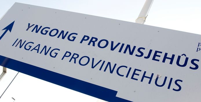 De nieuwe taalwet van 2011 geeft iedereen het recht om in de provincie Friesland zelf te kiezen voor de Nederlandse of de Friese taal in het contact met de overheid of in de rechtszaal.