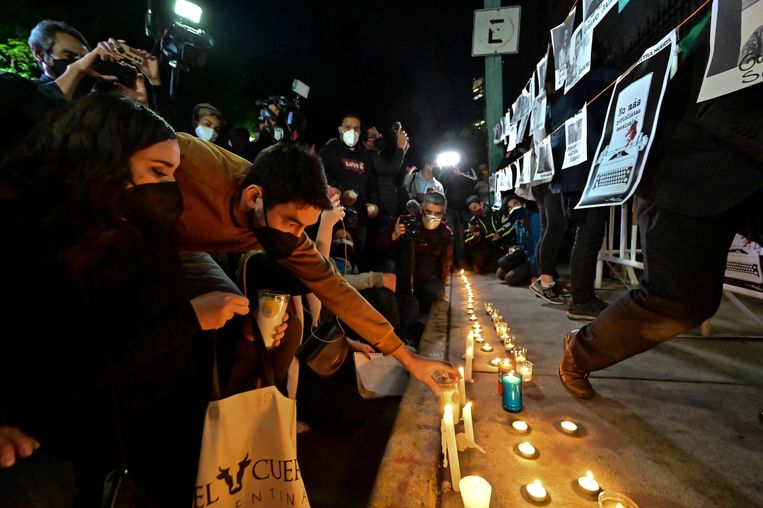 Journalisten steken kaarsjes aan tijdens een demonstratie na de moord op drie journalisten in Mexico City in januari van dit jaar.  Beeld Pedro Pardo / AFP