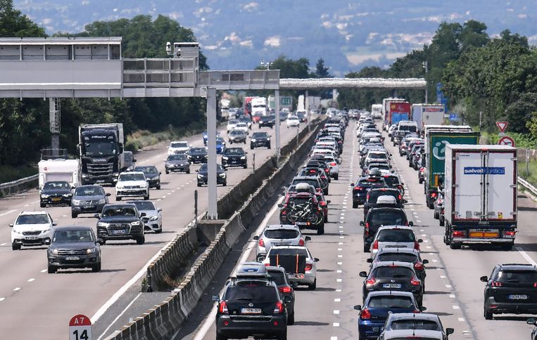 Evacuazione per le vacanze: molestie a causa di alluvioni, ma soprattutto ingorghi in Svizzera e in Italia