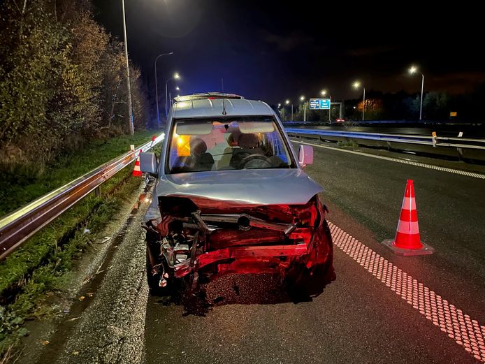 De Opel Combo van de automobiliste liep vooraan zware schade op.