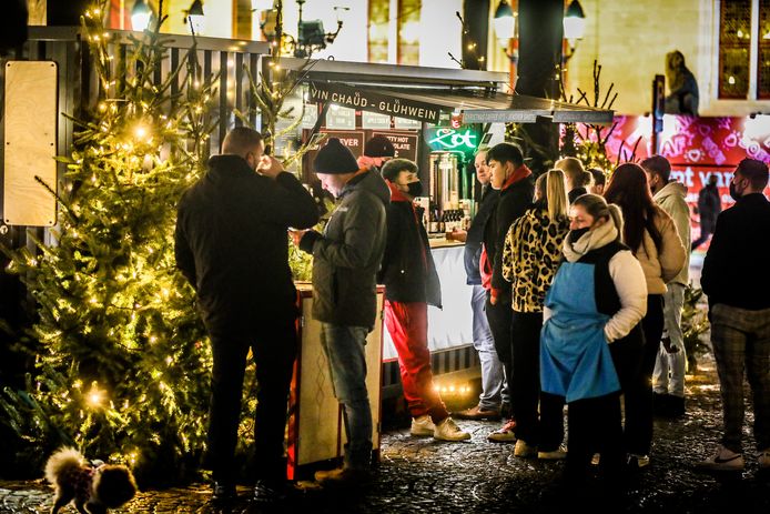De kerstmarkt in Brugge blijft open, maar er zullen maatregelen genomen moeten worden.