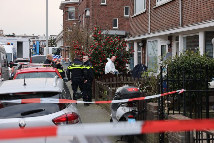 In een woning aan de Convivastraat in Den Haag zijn zondagochtend twee overleden personen aangetroffen.