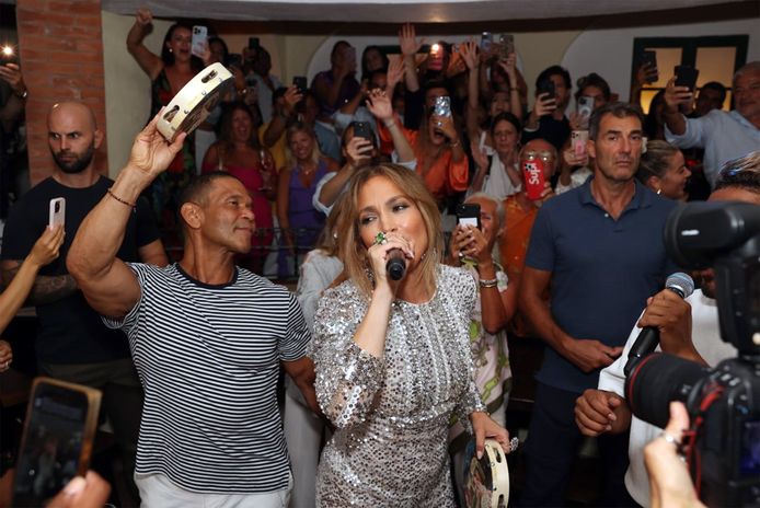 Jennifer Lopez zingt 'Let's Get Loud' op restaurant