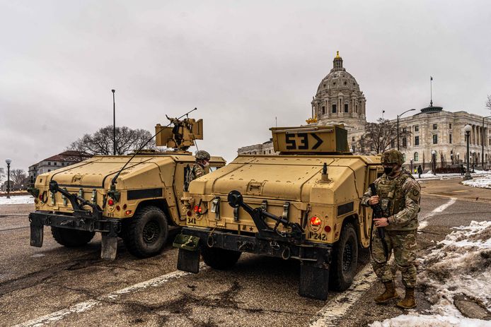 Leden van de National Guard aan het capitool in St Paul, Minnesota.