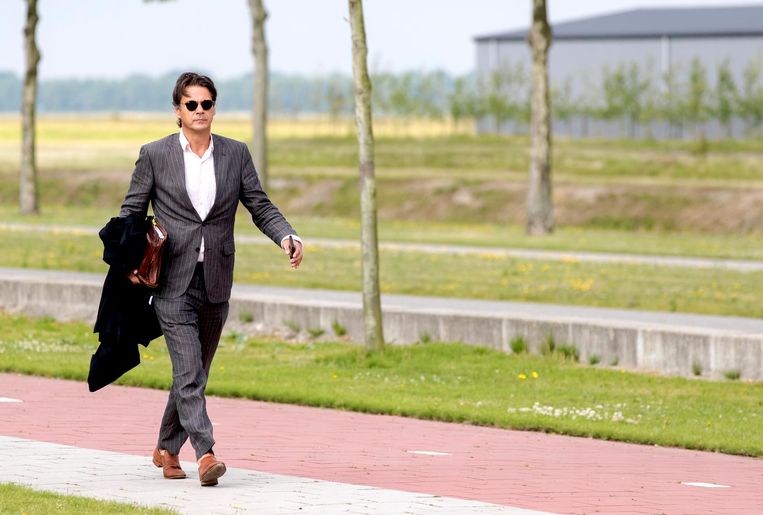 Advocaat Jan-Hein Kuijpers arriveert bij het Justitieel Complex Schiphol. Beeld anp