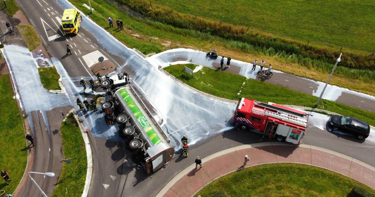 Vrachtwagen met melk gekanteld op rotonde in Friesland.