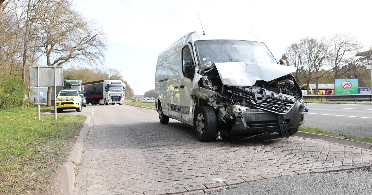 Zware aanrijding bij tankstation A28 bij Wezep, meerdere gewonden.