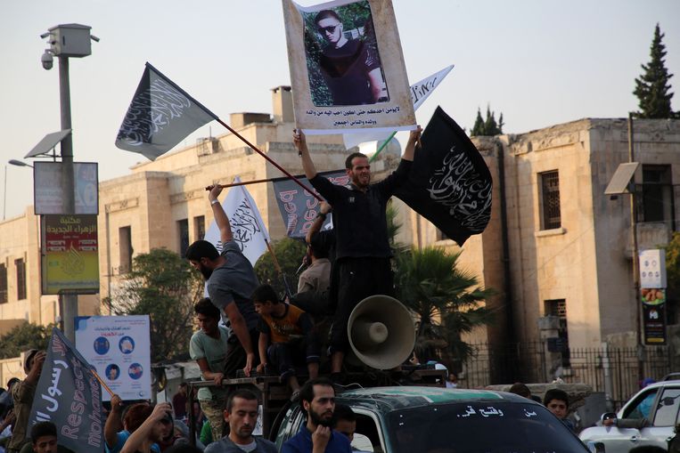 ‘Er is een straat naar de moordenaar vernoemd. Wat brengt mensen ertoe zo’n man te vieren in plaats van hem in stilte te begraven? Wilden ze de moord voor een tweede keer opeisen?’ (Foto: Syriërs in de stad Idlib huldigen Abdoullakh Anzorov.) Beeld Belgaimage