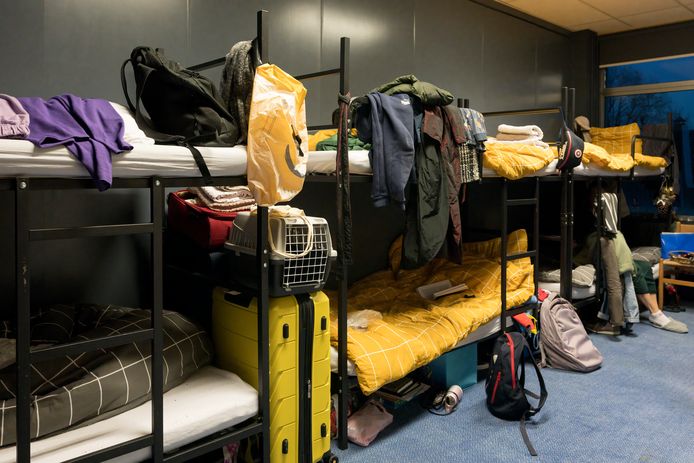 Woonkamer voor zes personen in de opvanglocatie voor vluchtelingen uit Oekraïne in het voormalige Rabokantoor aan de Stationsstraat in Boxtel.