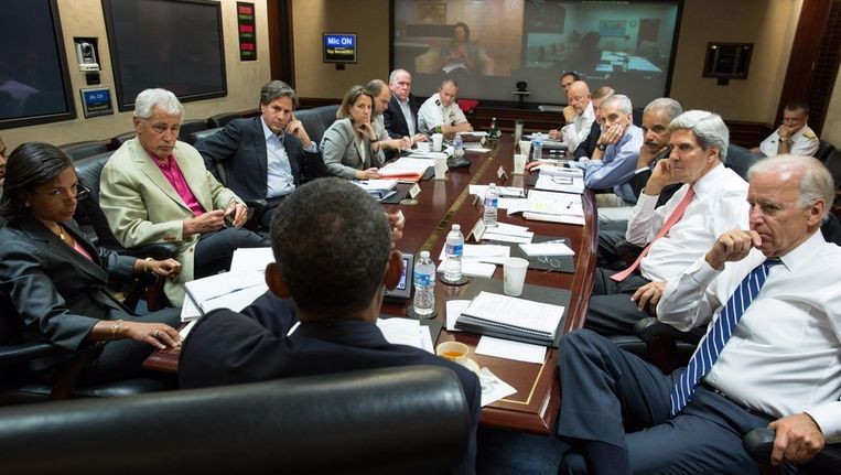 President Obama, met zijn rug naar de camera, overlegt zaterdag in de Situation Room in het Witte Huis met zijn veiligheidsteam. Links van hem zit nationaal veiligheidsadviseur Susan Rice, rechts zitten vicepresident Joe Biden en minister van Buitenlandse Zaken John Kerry. Beeld EPA