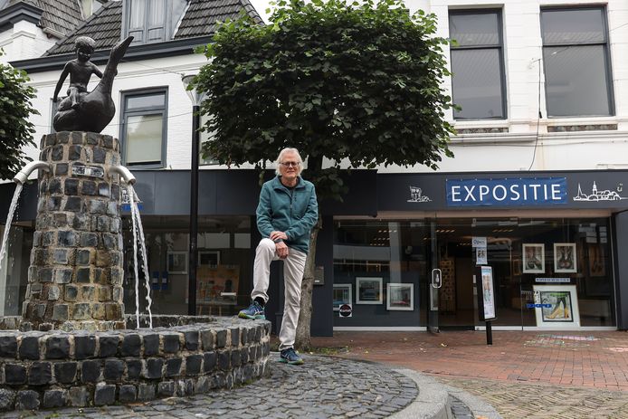 Hubert van Mastrigt bij de pop-up expositieruimte aan de Kerkstraat, waar Almelose kunstenaars tijdelijk een podium hebben gevonden.