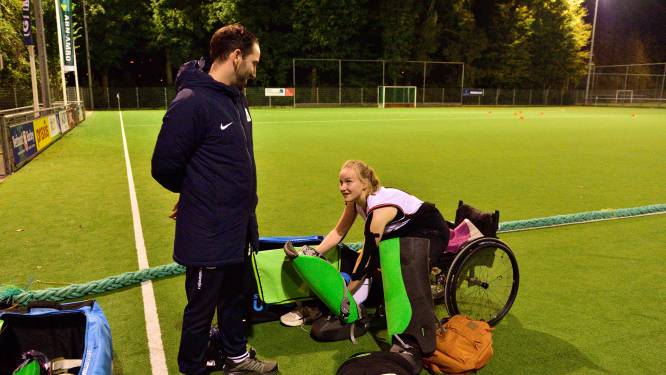 Laura (19) zit in een rolstoel, maar blijft keepen bij hockey: ‘Ik hoop dat de twijfelaars omslaan’