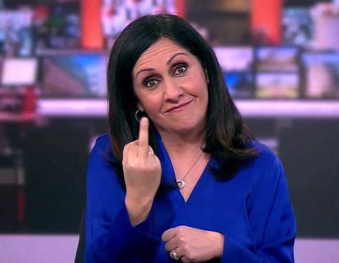 BBC-presentatrice Maryam Moshiri steekt middelvinger op tijdens live-uitzending.