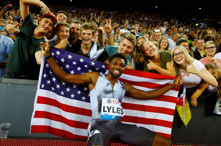 Lyles viert feest met zijn fans.  Beeld REUTERS