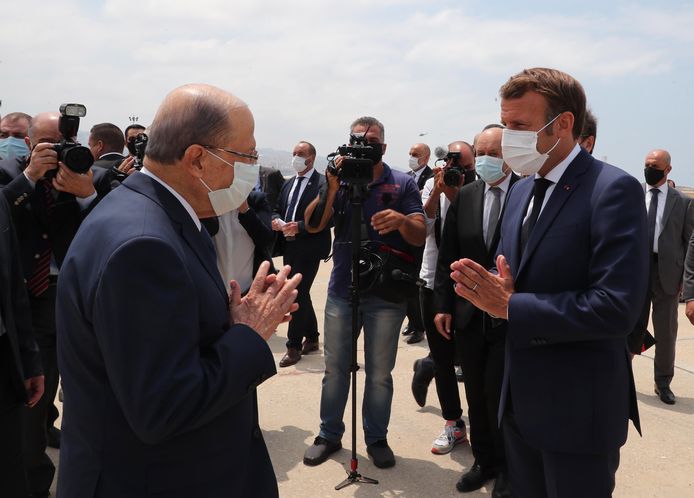 Macron ontmoet de Libanese president Michel Aoun.