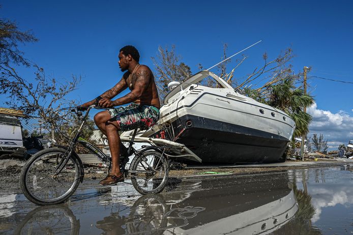 Boten aan land op San Carlos Island, Florida na doortocht van orkaan Ian.