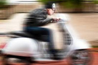 Scooterrijder vlucht voor agenten en botst tegen politiewagen in Ulvenhout