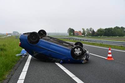 Vrouw uit Breda (19) vlucht nadat auto over de kop slaat in Zeeland