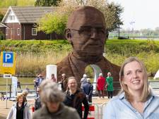 Straks komt er nog een protserig mausoleum voor de Philipsen waar wij aanbiddend langs kunnen trekken