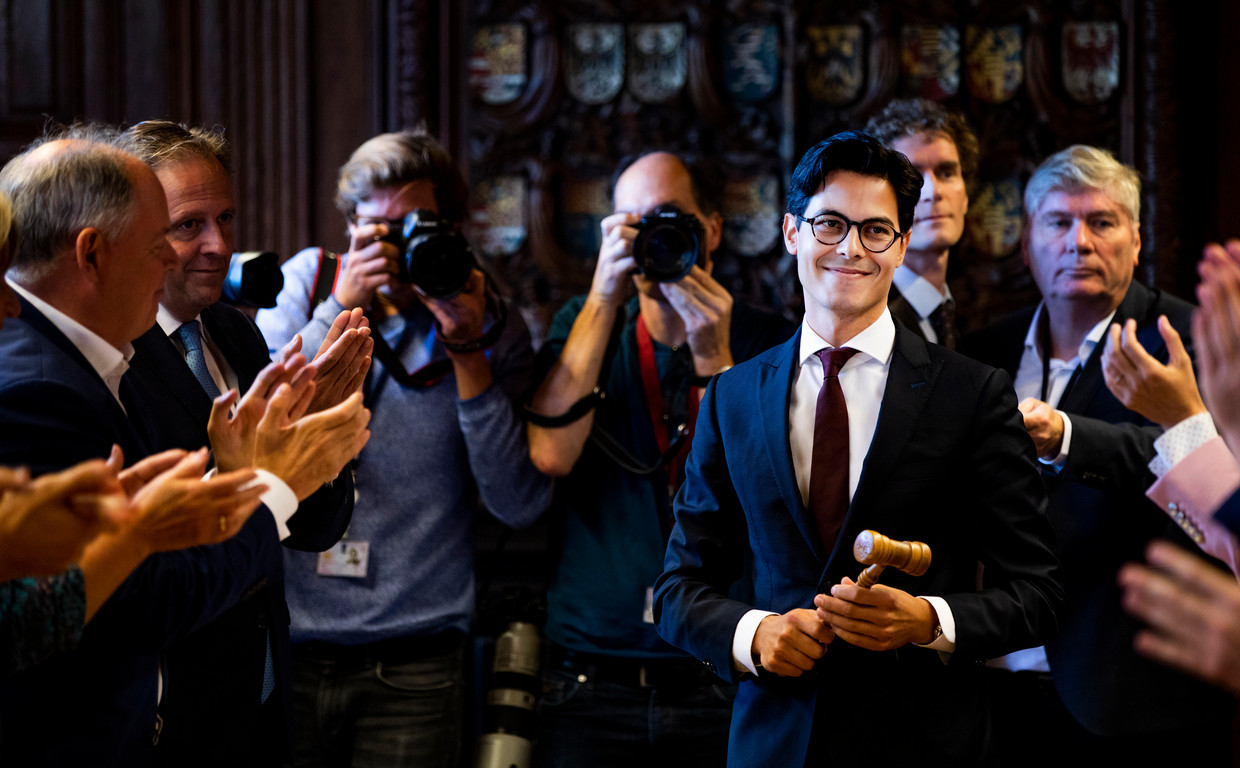 Scheidend fractievoorzitter Alexander Pechtold draagt de hamer over aan Rob Jetten tijdens de vergadering van D66. 