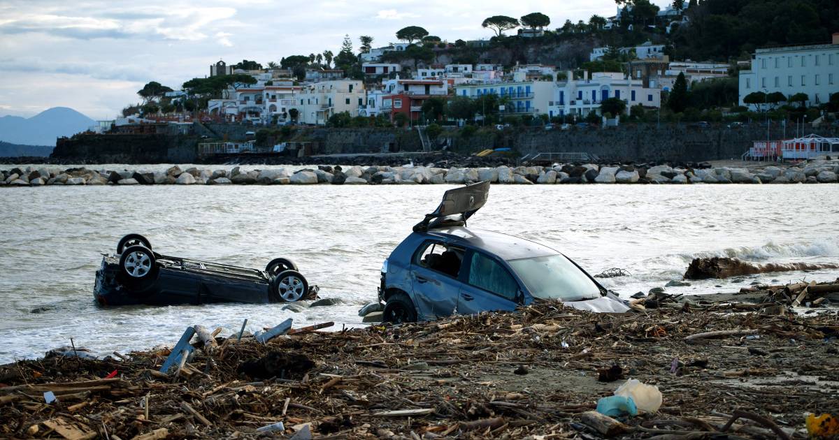 Gli italiani continuano a cercare i dispersi dopo una frana sull’isola d’Ischia, una bambina tra i tre morti adesso |  All’estero