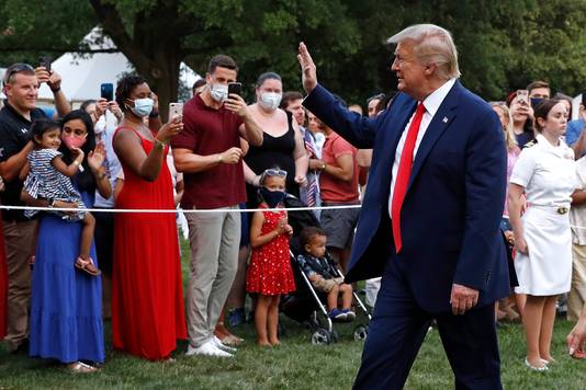 President Donald Trump groet bezoekers van het 'Salute to America' evenement gisteren in Washington.