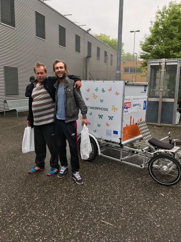 Twee cliënten van Traverse zijn zichtbaar blij met hun Koningspakket.