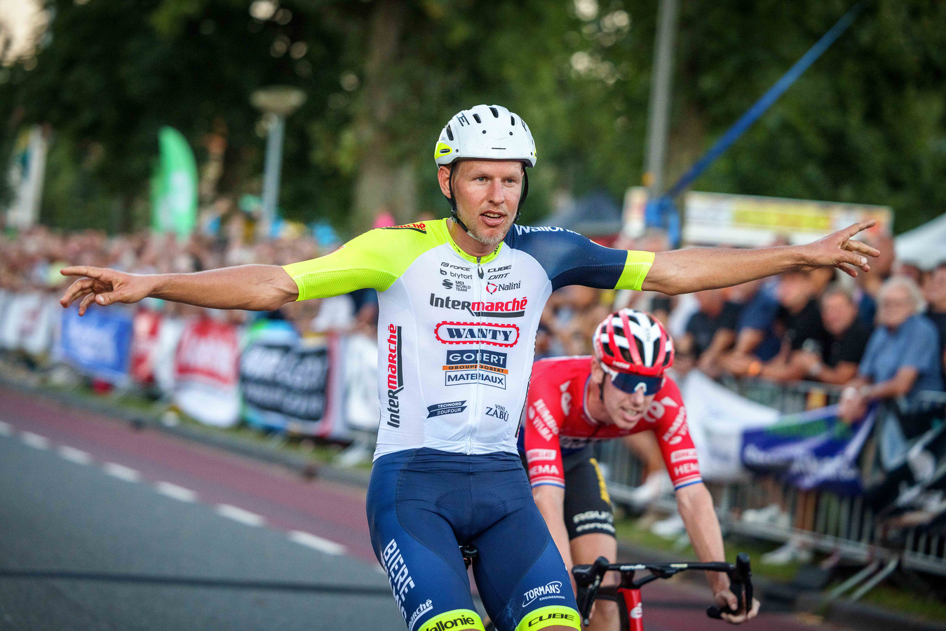In de Tour wilde het niet lukken, maar in Steenwijk is Taco van der Hoorn de grote winnaar.