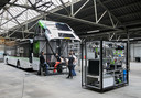 's Werelds eerste door mierenzuur aangedreven bus. In een kleine trailer, gekoppeld aan de elektrische bus, wordt mierenzuur  omgezet in elektriciteit.