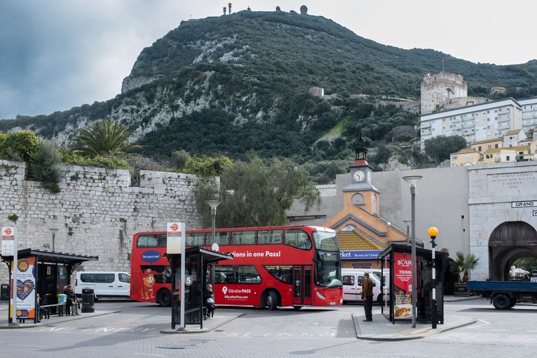 Een Britse bus in Gibraltar. Beeld Eline van Nes