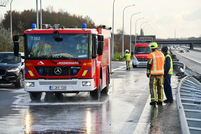 De brandweer kwam ter plaatse om het wegdek proper te maken, na het ongeval op de wisselaar van de A19 naar de E403 in Gullegem.