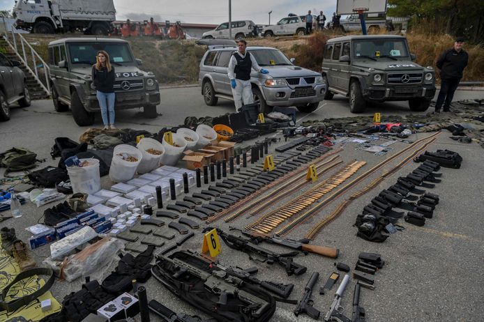 De Kosovaarse politie laat de buitgemaakte wapens zien die ze aantroffen in Banjska. (25/09/23)