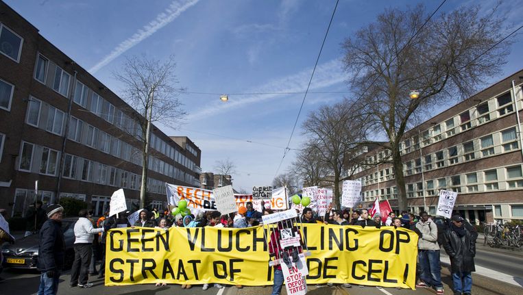 Vluchtelingen en sympathisanten uit het hele land protesteren in Amsterdam tegen het vluchtelingenbeleid en de behandeling van uitgeprocedeerde en onuitzetbare vluchtelingen. Beeld anp
