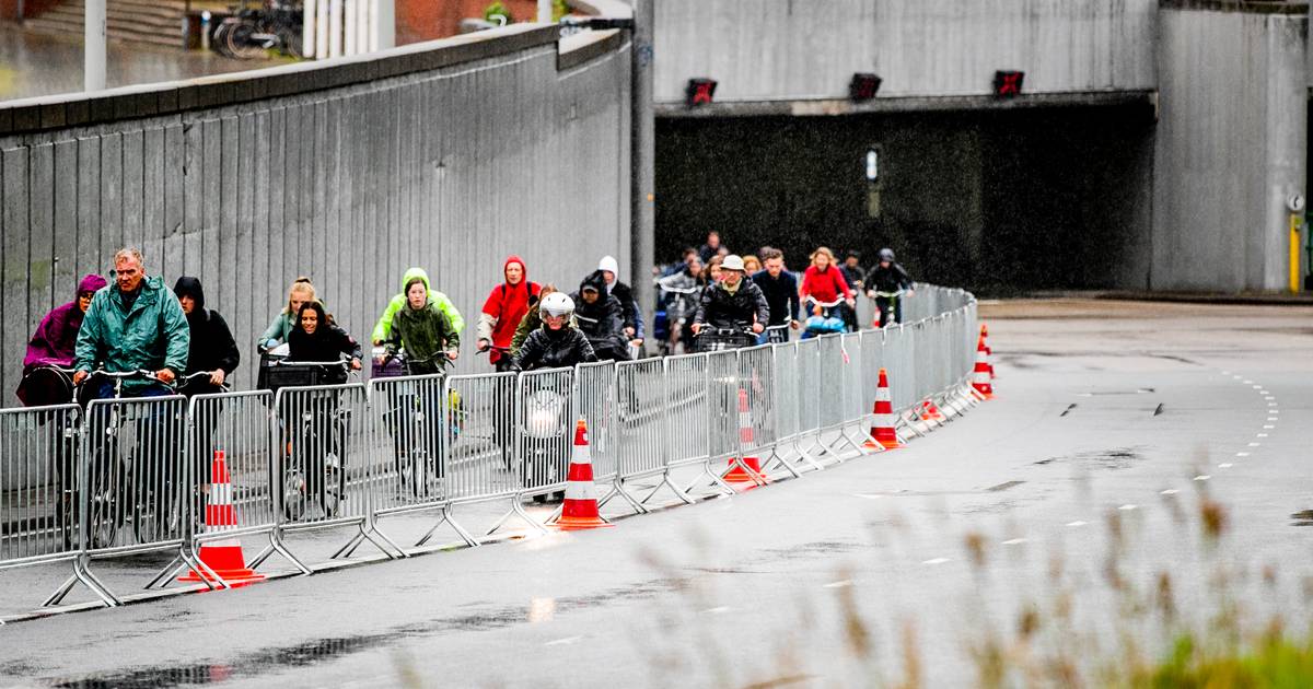 Fietsersbond wil IJtunnel open om druk op ponten te verlichten Amsterdam AD.nl