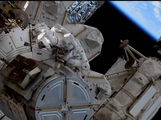 Kosmonauten ISS leggen laatste hand aan afdichten van een lek