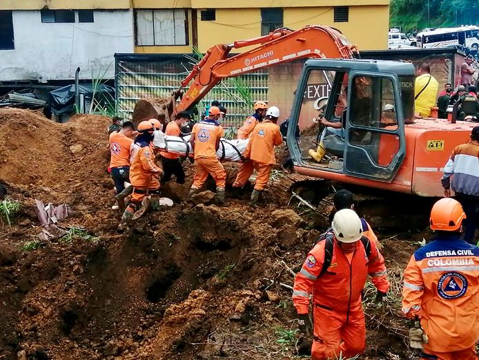 Reddingswerkers aan het werk na de aardverschuiving in San Miguel, in het departement Narino, vlakbij de grens van Colombia met Ecuador.