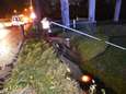 Lantaarnpaal wéér omver gereden op beruchte weg: auto belandt in sloot