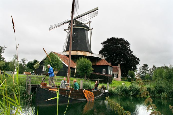 De haven van de Enterse zomp bij de Rijssense Pelmolen wordt wat ruimer gemaakt bij de aanpassing van de Regge.