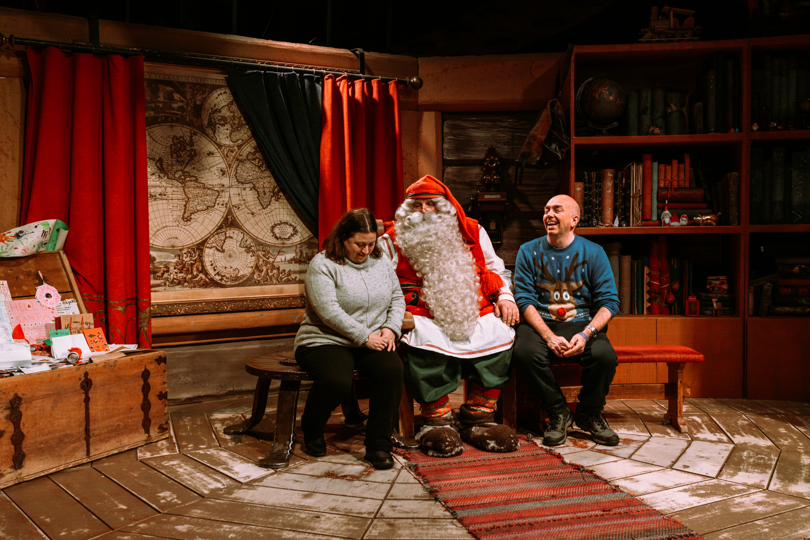 De kerstman in gesprek met een kinderloos echtpaar, ze kwamen in de middag aan vanuit Londen en keren met de laatste vlucht terug dezelfde dag.  Beeld Rebecca Fertinel