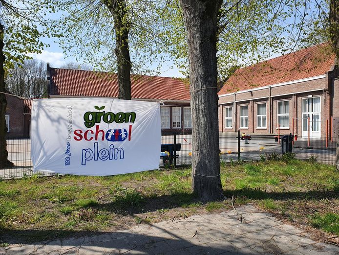Het huidige schoolplein van de Sint-Willibrordusschool aan de Schoolstraat in Riethoven
