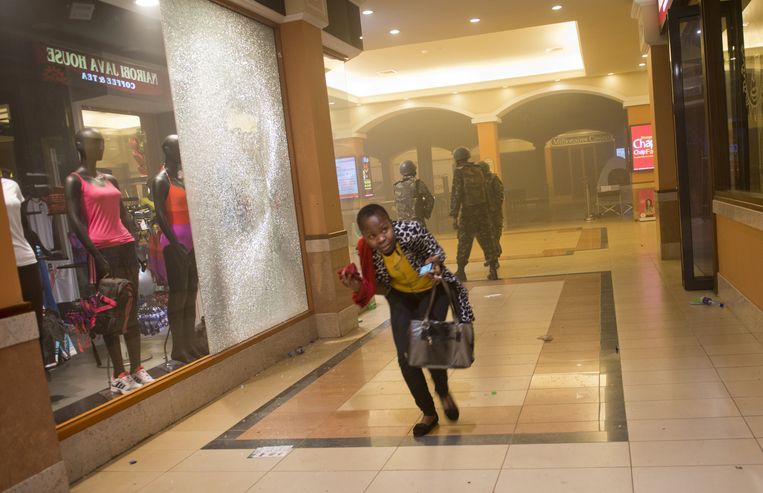 Een vrouw vlucht voor het geweld van Al-Shabaab in winkelcentrum Westgate in de Keniaanse hoofdstad Nairobi. Beeld AP/Jonathan Kalan   