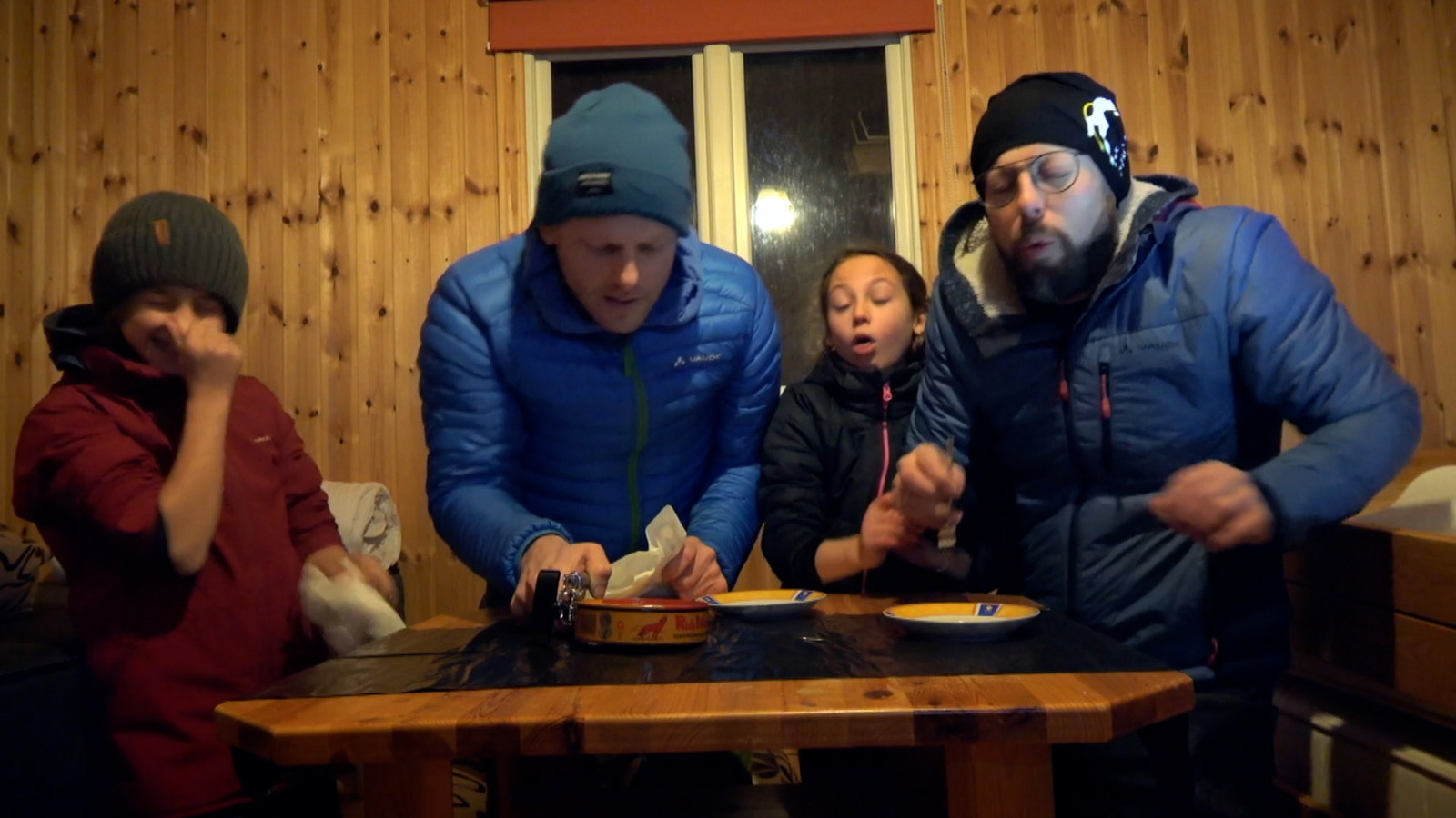 Maarten, Staf en de kinderen doen de surströmmingchallenge in ‘Camping