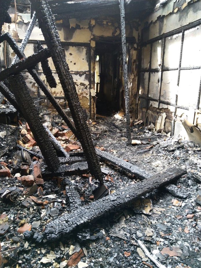 Twee woningen brandden volledig uit, een derde woning raakte zwaar beschadigd.