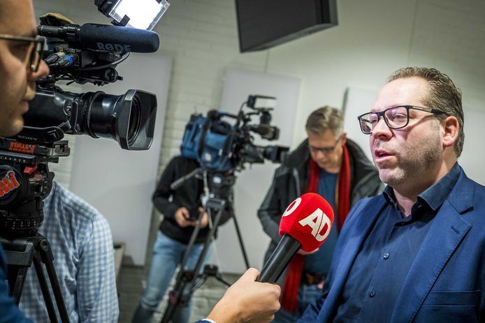 2019-11-04 11:59:15 MAASTRICHT - Advocaat Phil Boonen van de nabestaanden van de Heerlense slachtoffers staat de pers te woord bij de rechtbank na de tweede pro-formazitting in de strafzaak tegen Thijs H. De Hagenaar wordt verdacht van het doden van een vrouw in de Scheveningse Bosjes en van het doden van een vrouw en een man op de Brunssummerheide. ANP MARCEL VAN HOORN