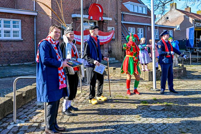 Heel Moerstraten leek zaterdag uitgelopen om maar niets van het carnavalsfeest te missen. Bij de Leutmakker in het centrum van het dorp overhandigde burgemeester Han van Midden de sleutel van het dorp, Daarna kon Prins Ralph met de Moerstraatse kinderen het dorp in trekken waar een vossenjacht werd gehouden. Vergezeld van nar, grootste boer en de pliessie werd het een dol feest. Dat werd voorgezet in dorpshuis Parelmoer.
Later op de middag kwamen jong en oud afscheid nemen van grootste boer Harrie. Hij vertrekt na twaalf jaar. Voorzitter Arno Loos was blij dat er dit jaar nog gefeest kon worden. ,,Maar volgend jaar ons vaste programma met optocht”, besloot hij.
