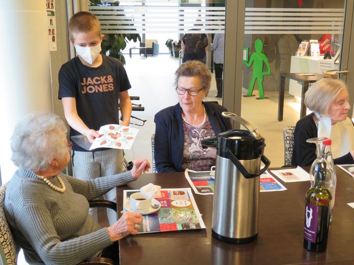Leerlingen van BuBaO Sint-Idesbald verrasten de bewoners van WZC De Zilverberg met nieuwjaarswensen.