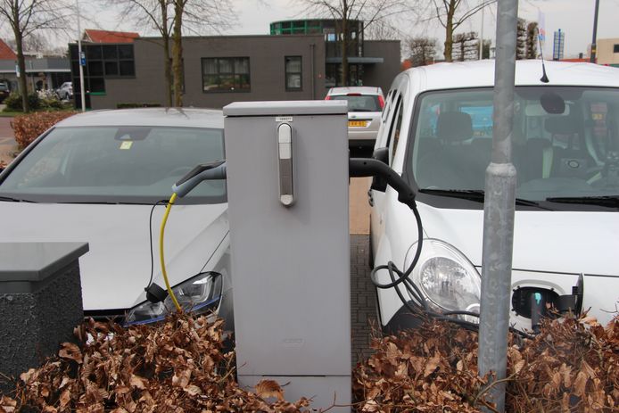 Het dubbele laadpunt bij het gemeentehuis van Berkelland staat regelmatig 'vol'.