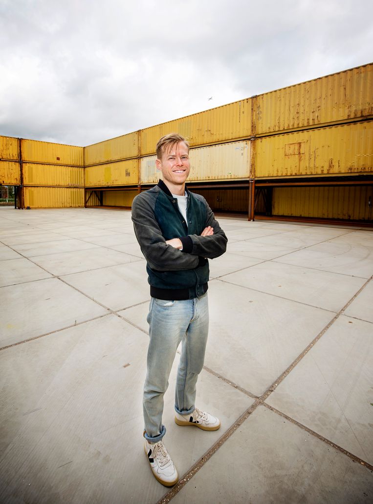 TU Delft onderzoeker Martijn Lugten doet onderzoek naar geluidshinder bij luchtvaart. Beeld Guus Schoonewille